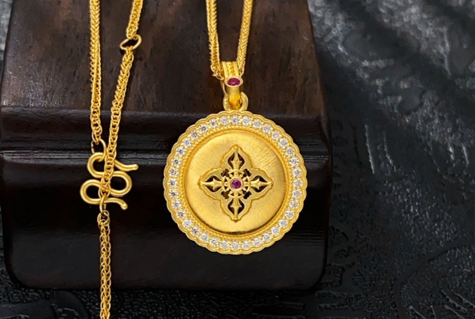 2026.1.16日 属蛇的人今天适合戴金饰吗？