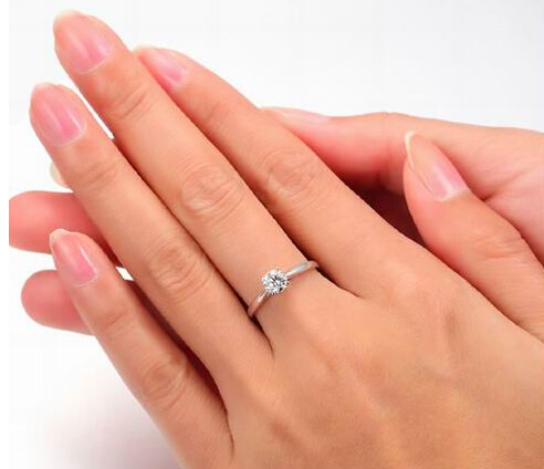 结婚四周年，可以送戴瑞珠宝钻戒作为纪念礼物